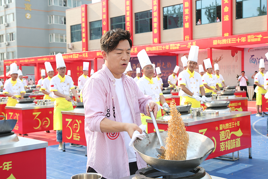 ​黄渤助力新东方烹饪教育周年庆典