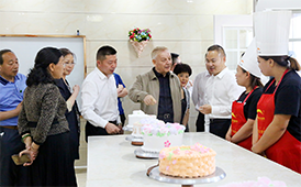 全国人大常委会副委员长艾力更·依明巴海走进新东方烹饪学校调研