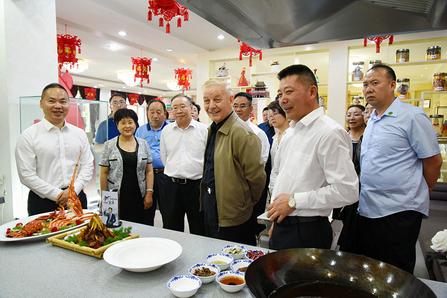 全国人大常委会副委员长艾力更·依明巴海走进新东方烹饪学校调研