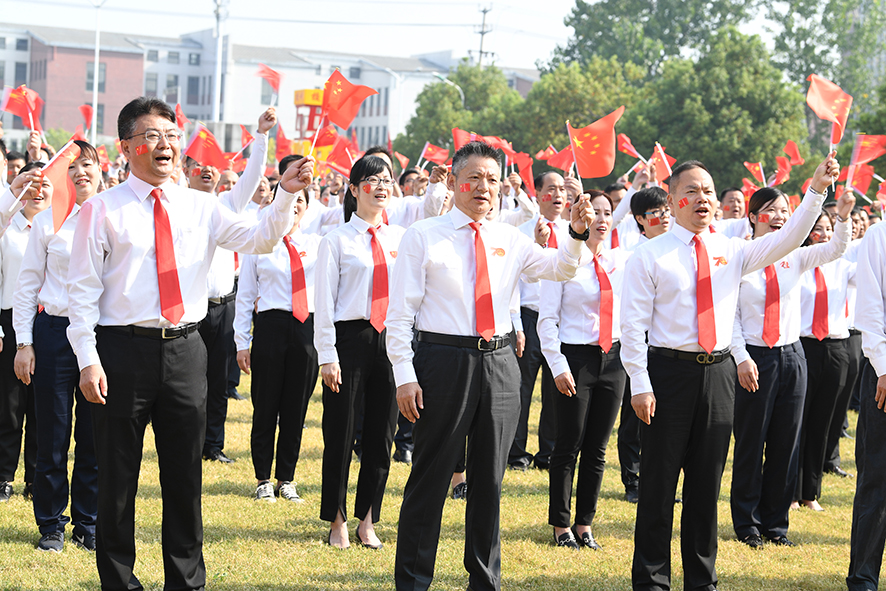中国东方教育13万名师生“同升一面旗 同唱一首歌” 献礼新中国成立70周年