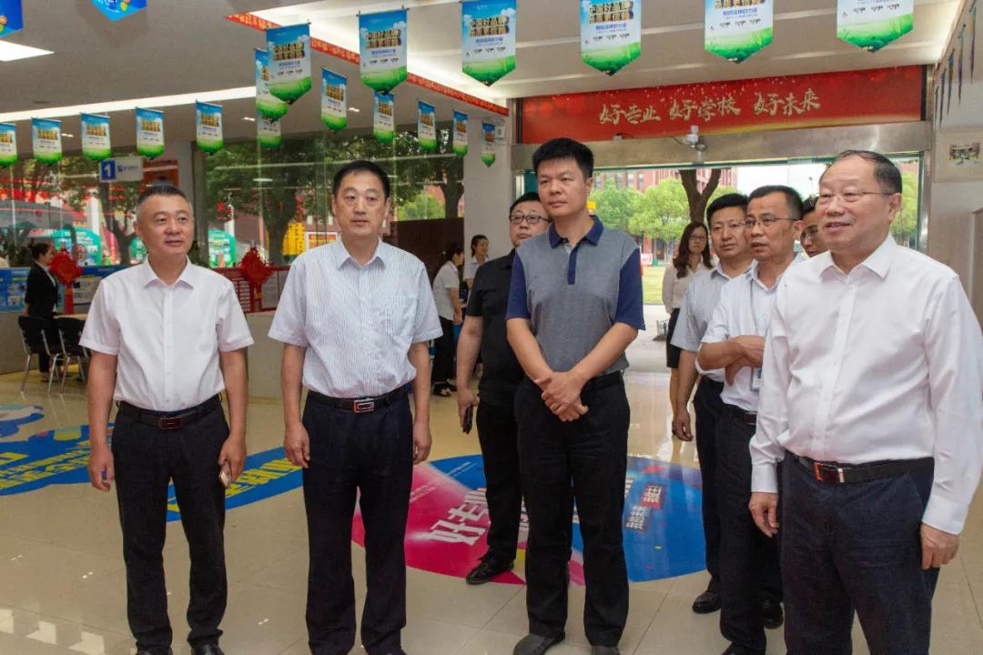 国家退役军人事务部领导一行来新华教育集团参观调研