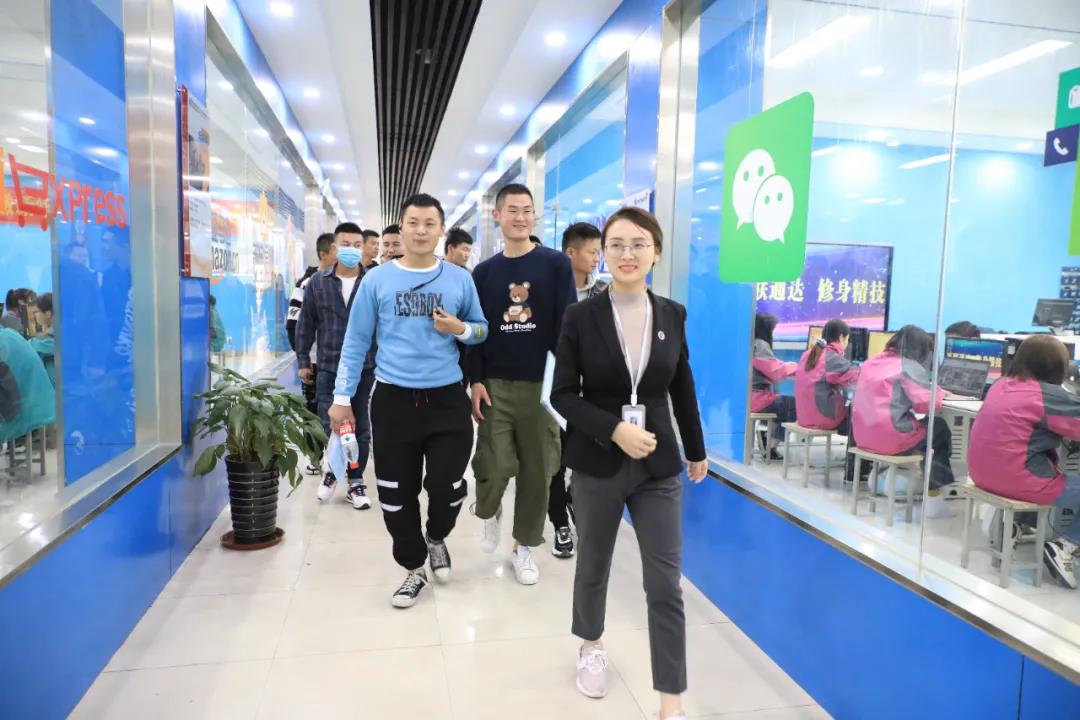 退役不褪色 技能助启航——合肥市百余名退役军人来新华教育集团体验技能培训